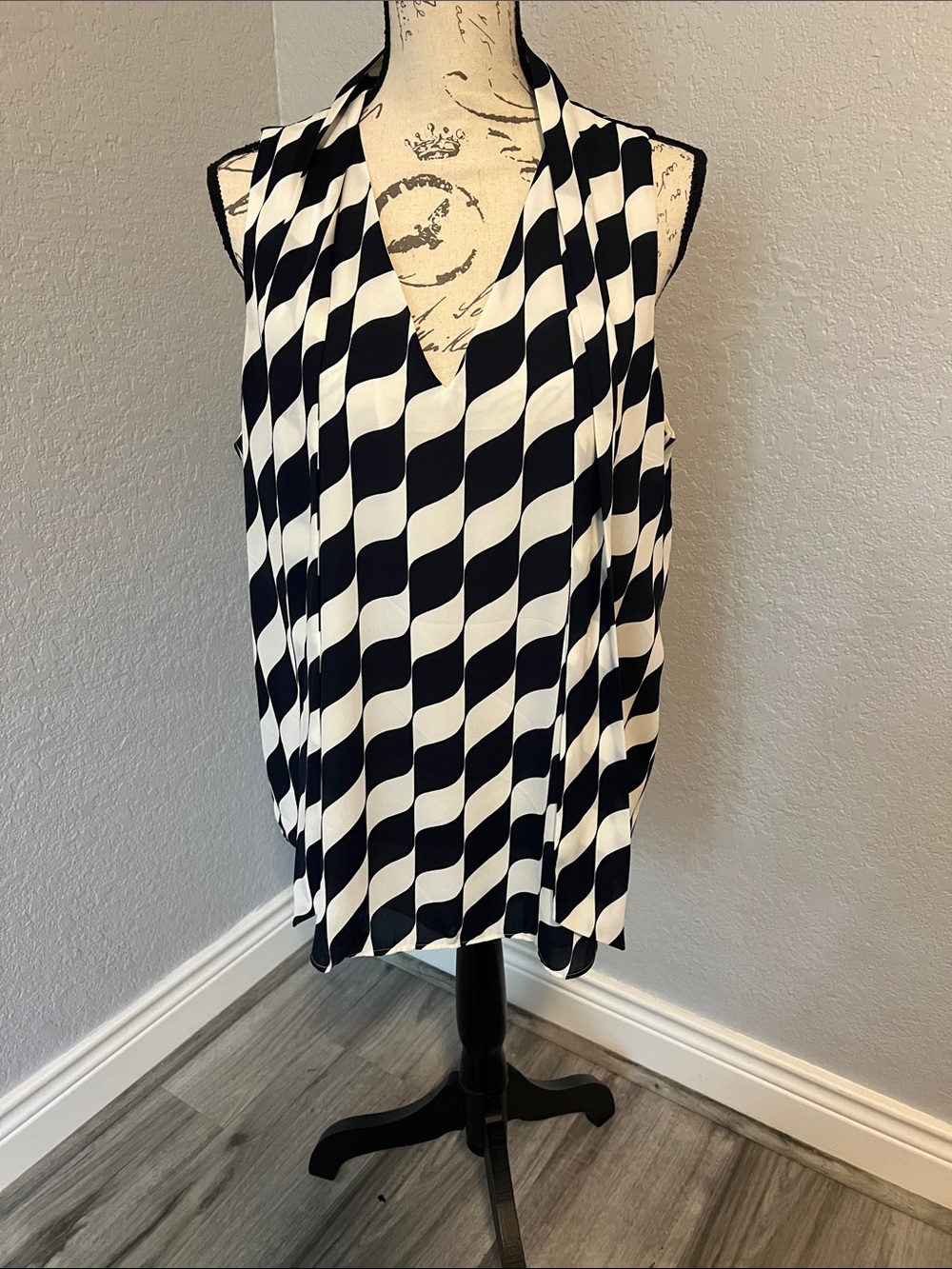 Ann Taylor Navy Blue & White Sleeveless V-Neck Wave Print Top